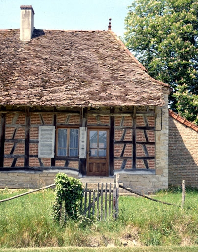Bâtiment d'habitation en 1990 : partie droite. © Yves Sancey / Région Bourgogne-Franche-Comté, Inventaire du patrimoine - 1990