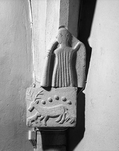 Intérieur : culots sculptés représentant un cerf attaqué par deux loupset un personnage jouant d'un instrument. © Yves Sancey / Région Bourgogne-Franche-Comté, Inventaire du patrimoine - 1990