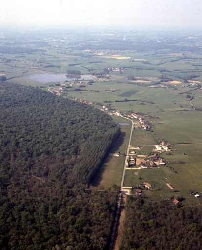 Vue aérienne du village. © Yves Sancey / Région Bourgogne-Franche-Comté, Inventaire du patrimoine - 1990