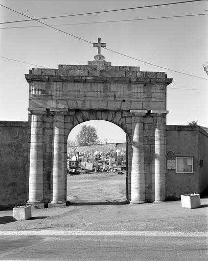Vue du portail d'entrée : de face. © Yves Sancey / Région Bourgogne-Franche-Comté, Inventaire du patrimoine, 1990 - 1990