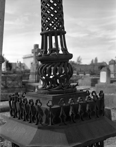 Détail du flambeau renversé en ferronnerie : de trois quarts droit. © Yves Sancey / Région Bourgogne-Franche-Comté, Inventaire du patrimoine, 1990 - 1990