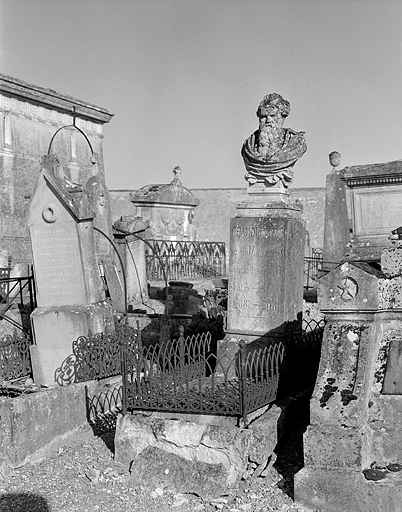 Tombeau du docteur Signard : de trois quarts gauche. © Yves Sancey / Région Bourgogne-Franche-Comté, Inventaire du patrimoine, 1990 - 1990