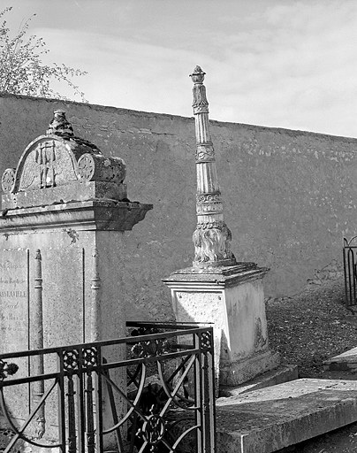 Flambeau renversé : de trois quarts droit. © Yves Sancey / Région Bourgogne-Franche-Comté, Inventaire du patrimoine, 1990 - 1990