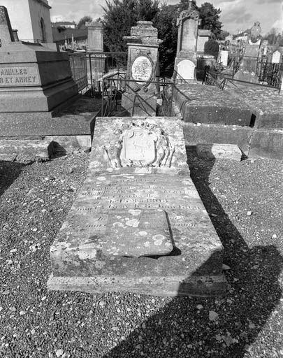 Tombeau (non étudié) du marquis Charles d'Ambly et de sa femme Louise Balahu de Noiron. © Yves Sancey / Région Bourgogne-Franche-Comté, Inventaire du patrimoine, 1990 - 1990