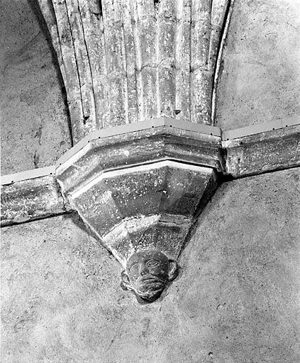 Eglise abbatiale : 7eme culot nord du vaisseau central. © Jérôme Mongreville / Région Bourgogne-Franche-Comté, Inventaire du patrimoine - 1991