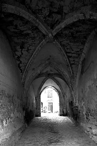 Passage entre le cloître et la cour des chanoines. © Jérôme Mongreville / Région Bourgogne-Franche-Comté, Inventaire du patrimoine - 1991