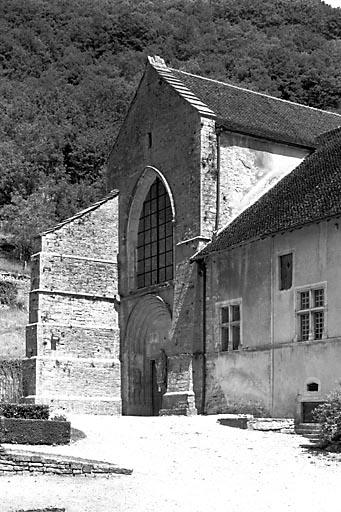 Eglise abbatiale : façade occidentale, vue de trois quarts. © Jérôme Mongreville / Région Bourgogne-Franche-Comté, Inventaire du patrimoine - 1991