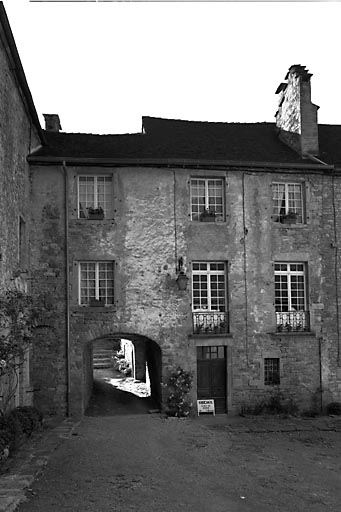 Bâtiment à l'est de la cour des chanoines, partie gauche de la façade sur la cour. © Jérôme Mongreville / Région Bourgogne-Franche-Comté, Inventaire du patrimoine - 1991