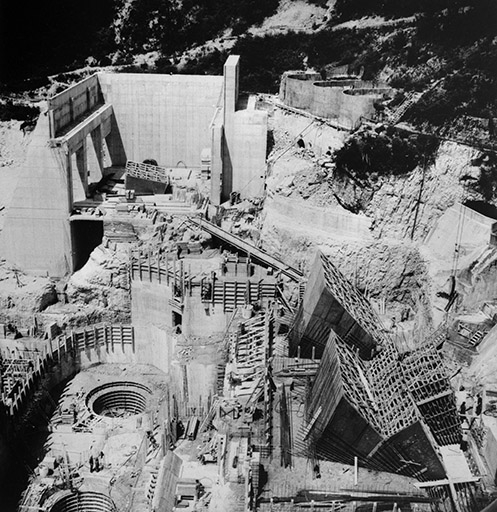 Depuis la station Topo RG - Vue des entrées d'eau et du corps de l'usine. © Jérôme  Mongreville (reproduction) / Région Bourgogne-Franche-Comté, Inventaire du patrimoine - 1991 Depuis la station Topo RG - Vue des entrées d'eau et du corps de l'usine. © Jérôme  Mongreville (reproduction) / Région Bourgogne-Franche-Comté, Inventaire du patrimoine - 1991