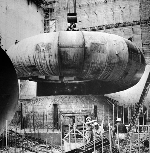 Bâche métallique CAFL en cours d'acheminement par le pont roulant et avant sa mise en place sur sa murette support. © Jérôme  Mongreville (reproduction) / Région Bourgogne-Franche-Comté, Inventaire du patrimoine - 1991 Bâche métallique CAFL en cours d'acheminement par le pont roulant et avant sa mise en place sur sa murette support. © Jérôme  Mongreville (reproduction) / Région Bourgogne-Franche-Comté, Inventaire du patrimoine - 1991