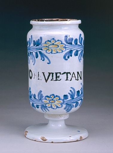 Vue d'un albarello. © Jérôme Mongreville / Région Bourgogne-Franche-Comté, Inventaire du patrimoine - 1991