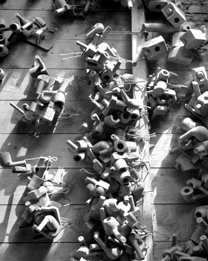 Atelier d'ébauchage : modèles de pipes ébauchées. © Jérôme Mongreville / Région Bourgogne-Franche-Comté, Inventaire du patrimoine - 1991