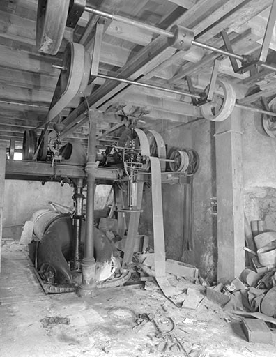 Bâtiment d'eau : bâche de la turbine et transmission. © Jérôme Mongreville / Région Bourgogne-Franche-Comté, Inventaire du patrimoine - 1991 Bâtiment d'eau : bâche de la turbine et transmission. © Jérôme Mongreville / Région Bourgogne-Franche-Comté, Inventaire du patrimoine - 1991