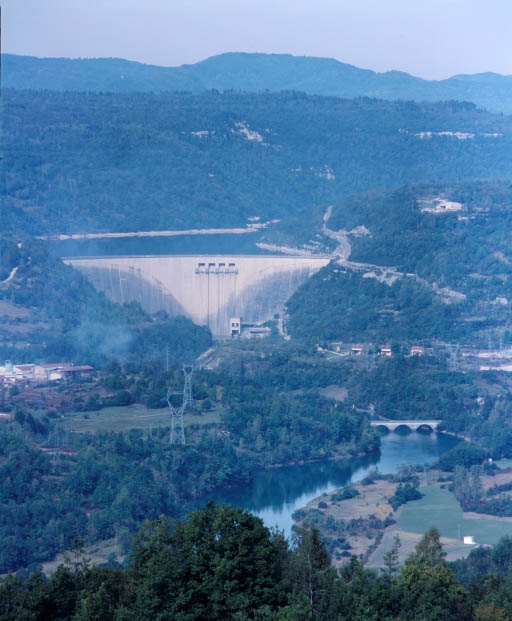 Vue d'ensemble du site, depuis le sud-ouest. © Jérôme Mongreville / Région Bourgogne-Franche-Comté, Inventaire du patrimoine - 1991 Vue d'ensemble du site, depuis le sud-ouest. © Jérôme Mongreville / Région Bourgogne-Franche-Comté, Inventaire du patrimoine - 1991