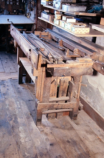 Banc à racler vu de trois quarts droite. © Yves Sancey / Région Bourgogne-Franche-Comté, Inventaire du patrimoine - 1991 Banc à racler vu de trois quarts droite. © Yves Sancey / Région Bourgogne-Franche-Comté, Inventaire du patrimoine - 1991