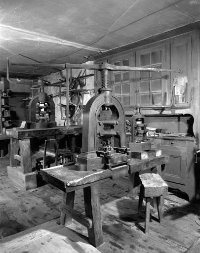 Grande presse à vis à balancier, vue de trois quarts. © Yves Sancey / Région Bourgogne-Franche-Comté, Inventaire du patrimoine - 1991 Grande presse à vis à balancier, vue de trois quarts. © Yves Sancey / Région Bourgogne-Franche-Comté, Inventaire du patrimoine - 1991