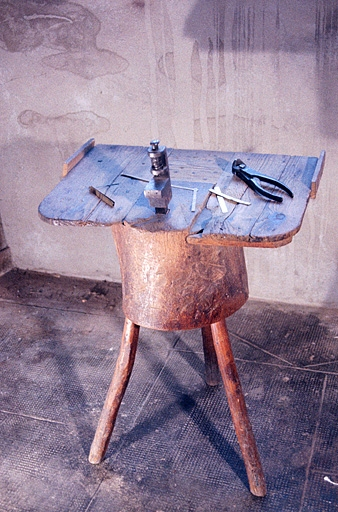 Banc à clouer. © Yves Sancey / Région Bourgogne-Franche-Comté, Inventaire du patrimoine - 1991 Banc à clouer. © Yves Sancey / Région Bourgogne-Franche-Comté, Inventaire du patrimoine - 1991