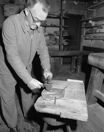 Mise au gabarit du "clou". © Yves Sancey / Région Bourgogne-Franche-Comté, Inventaire du patrimoine - 1991 Mise au gabarit du "clou". © Yves Sancey / Région Bourgogne-Franche-Comté, Inventaire du patrimoine - 1991