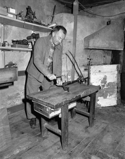 Poinçonnage d'une lame. © Yves Sancey / Région Bourgogne-Franche-Comté, Inventaire du patrimoine - 1991 Poinçonnage d'une lame. © Yves Sancey / Région Bourgogne-Franche-Comté, Inventaire du patrimoine - 1991