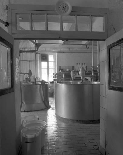Entrée de l'atelier de fabrication du comté. © Yves Sancey / Région Bourgogne-Franche-Comté, Inventaire du patrimoine - 1991