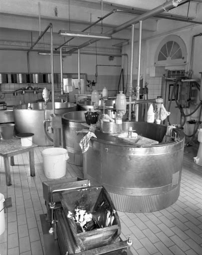 Intérieur de l'atelier de fabrication du comté (vue verticale). © Yves Sancey / Région Bourgogne-Franche-Comté, Inventaire du patrimoine - 1991
