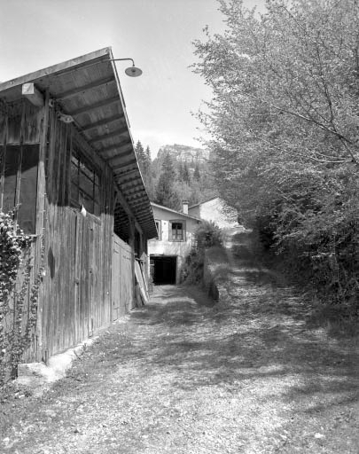 Bâtiments et chemin d'accès. © Yves Sancey / Région Bourgogne-Franche-Comté, Inventaire du patrimoine - 1991