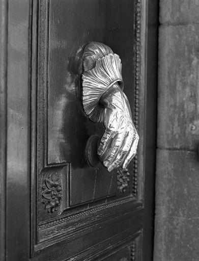 Logement patronal : heurtoir en forme de main, vu de profil. Selon une tradition familiale, ce heurtoir serait un moulage de la main de Pierre-Hyacinthe Lamy. © Jérôme Mongreville / Région Bourgogne-Franche-Comté, Inventaire du patrimoine - 1991 Logement patronal : heurtoir en forme de main, vu de profil. Selon une tradition familiale, ce heurtoir serait un moulage de la main de Pierre-Hyacinthe Lamy. © Jérôme Mongreville / Région Bourgogne-Franche-Comté, Inventaire du patrimoine - 1991