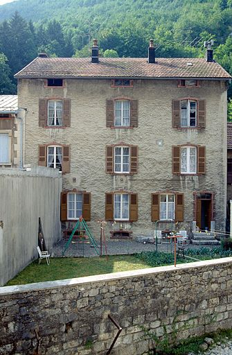 Maison (20e siècle) au n° 13 rue de l'Industrie : élévation postérieure. Maison (AE 20) avec des baies en arc segmentaire à encadrement en briques. © Jérôme Mongreville / Région Bourgogne-Franche-Comté, Inventaire du patrimoine - 1991