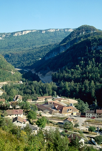 Vue d'ensemble depuis le nord-ouest. © Laurent Poupard / Région Bourgogne-Franche-Comté, Inventaire du patrimoine - 1991