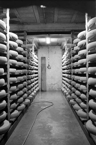 Intérieur d'une pièce d'affinage. © Laurent Poupard / Région Bourgogne-Franche-Comté, Inventaire du patrimoine - 1991