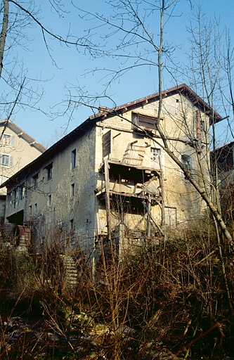 Façades postérieure et latérale gauche des ateliers de fabrication (cadrage vertical). © Laurent Poupard / Région Bourgogne-Franche-Comté, Inventaire du patrimoine - 1991