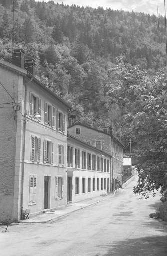Façade antérieure des bâtiments, de trois quarts gauche. © Laurent Poupard / Région Bourgogne-Franche-Comté, Inventaire du patrimoine - 1991 Façade antérieure des bâtiments, de trois quarts gauche. © Laurent Poupard / Région Bourgogne-Franche-Comté, Inventaire du patrimoine - 1991