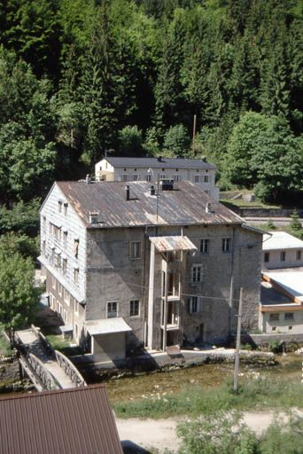Bâtiment 21 rue Emile Zola : vue plongeante sur l'élévation postérieure. © Laurent Poupard / Région Bourgogne-Franche-Comté, Inventaire du patrimoine - 1991 Bâtiment 21 rue Emile Zola : vue plongeante sur l'élévation postérieure. © Laurent Poupard / Région Bourgogne-Franche-Comté, Inventaire du patrimoine - 1991