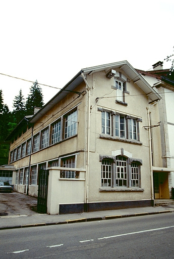 Rue de la République : atelier Marius Morel, de trois quarts gauche. © Laurent Poupard / Région Bourgogne-Franche-Comté, Inventaire du patrimoine - 1991 Rue de la République : atelier Marius Morel, de trois quarts gauche. © Laurent Poupard / Région Bourgogne-Franche-Comté, Inventaire du patrimoine - 1991