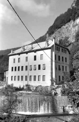 Vue d'ensemble depuis la rive droite de la Bienne, au nord. © Laurent Poupard / Région Bourgogne-Franche-Comté, Inventaire du patrimoine - 1991 Vue d'ensemble depuis la rive droite de la Bienne, au nord. © Laurent Poupard / Région Bourgogne-Franche-Comté, Inventaire du patrimoine - 1991