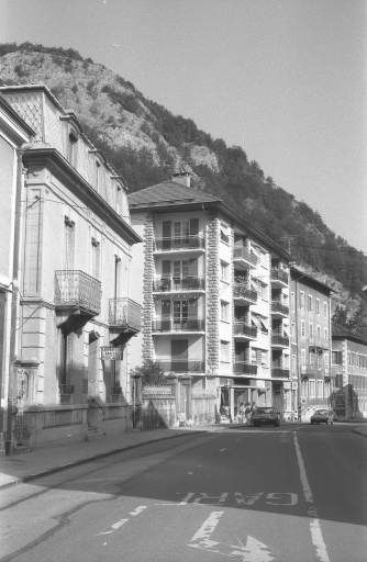 Vue d'ensemble des façades sur la rue de la République (depuis le sud-est). © Laurent Poupard / Région Bourgogne-Franche-Comté, Inventaire du patrimoine - 1991