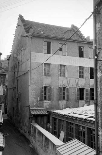 Immeuble : façade postérieure de trois quarts gauche. © Laurent Poupard / Région Bourgogne-Franche-Comté, Inventaire du patrimoine - 1991
