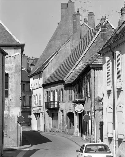 Vue d'ensemble éloignée de la façade sur rue. © Yves Sancey / Région Bourgogne-Franche-Comté, Inventaire du patrimoine - 1991