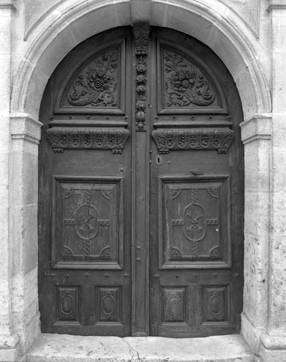 Portail d'entrée de la chapelle : détail des vantaux de la porte. © Yves Sancey / Région Bourgogne-Franche-Comté, Inventaire du patrimoine - 1991