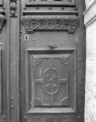 Portail d'entrée de la chapelle : détail du panneau central du vantail droit. © Yves Sancey / Région Bourgogne-Franche-Comté, Inventaire du patrimoine - 1991