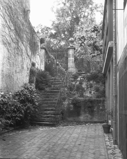 Vue de l'arrière cour avec l'escalier montant à l'ancien jardin en terrasse. © Yves Sancey / Région Bourgogne-Franche-Comté, Inventaire du patrimoine - 1991 Vue de l'arrière cour avec l'escalier montant à l'ancien jardin en terrasse. © Yves Sancey / Région Bourgogne-Franche-Comté, Inventaire du patrimoine - 1991