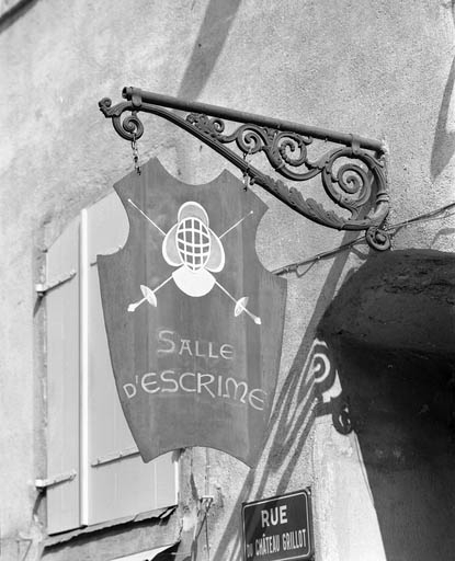 Bec de gaz situé rue des Terreaux, réutilisé en porte-enseigne. © Yves Sancey / Région Bourgogne-Franche-Comté, Inventaire du patrimoine - 1991 Bec de gaz situé rue des Terreaux, réutilisé en porte-enseigne. © Yves Sancey / Région Bourgogne-Franche-Comté, Inventaire du patrimoine - 1991