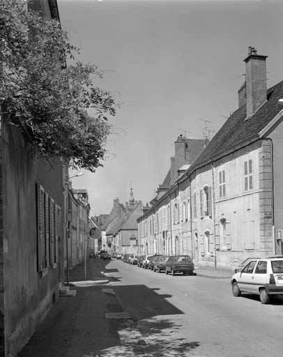 Vue de la rue Victor Hugo depuis l'emplacement de l'ancien couvent des Carmes. © Yves Sancey / Région Bourgogne-Franche-Comté, Inventaire du patrimoine - 1991
