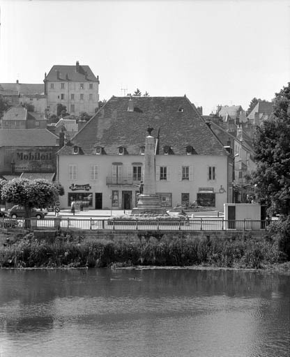 Place du Quatre Septembre aménagée en 1846, vue éloignée. © Yves Sancey / Région Bourgogne-Franche-Comté, Inventaire du patrimoine - 1991