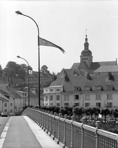 Vue du garde-corps en fonte. © Yves Sancey / Région Bourgogne-Franche-Comté, Inventaire du patrimoine - 1991 Vue du garde-corps en fonte. © Yves Sancey / Région Bourgogne-Franche-Comté, Inventaire du patrimoine - 1991