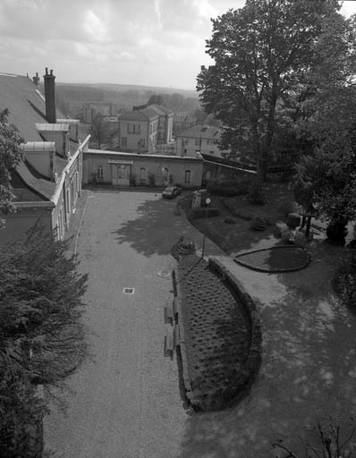 Vue de la cour et d'une partie du parc depuis le sommet de la tour du Paravis. © Yves Sancey / Région Bourgogne-Franche-Comté, Inventaire du patrimoine - 1991