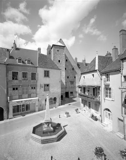Place de la Petite Fontaine depuis l'immeuble situé 21 rue du Marché. © Yves Sancey / Région Bourgogne-Franche-Comté, Inventaire du patrimoine - 1991
