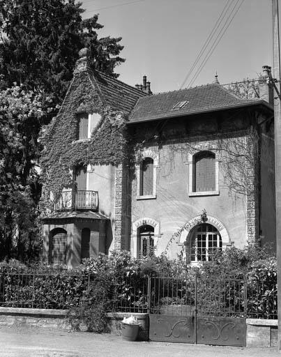 Façade antérieure, de trois quarts droit. © Yves Sancey / Région Bourgogne-Franche-Comté, Inventaire du patrimoine - 1991