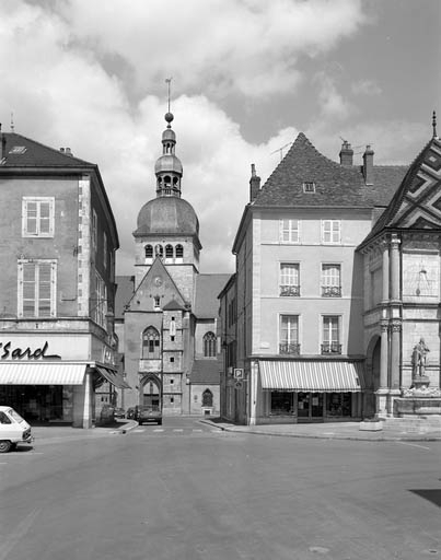 Bras du transept et tour-clocher depuis la place de Gaulle. © Yves Sancey / Région Bourgogne-Franche-Comté, Inventaire du patrimoine - 1991