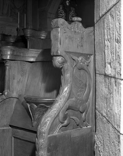 Stalles droites : détail d'une jouée basse ouest (D), de trois quarts. © Yves Sancey / Région Bourgogne-Franche-Comté, Inventaire du patrimoine - 1991